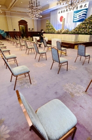 ４日に開かれる兵庫県の戦没者追悼式会場。参列者を大幅に減らし、席の間隔を確保した＝３日午後、神戸市中央区、県公館（撮影・秋山亮太）