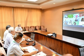テレビ会議で阪神間の市町長らと意見交換する井戸敏三知事（手前から２人目）＝兵庫県庁