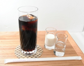 藤井聡太棋聖のおやつはアイスコーヒー（氷あり）クリーム、シロップ付き。地元・神戸の萩原珈琲（撮影・後藤亮平）