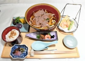 藤井棋聖の昼食は谷川浩司九段もお気に入りという「肉うどん」御膳＝５日午後０時２分、神戸市北区有馬町の旅館「中の坊瑞苑」（撮影・後藤亮平）