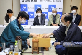 木村一基王位（右）を破り、二冠目の王位奪取に王手をかけた藤井聡太棋聖＝５日夜、神戸市北区有馬町、旅館「中の坊瑞苑」（撮影・鈴木雅之）