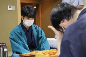 木村一基王位（右）を破り、二冠目のタイトル奪取に王手をかけた藤井聡太棋聖＝５日夜、神戸市北区有馬町、旅館「中の坊瑞苑」（撮影・鈴木雅之）