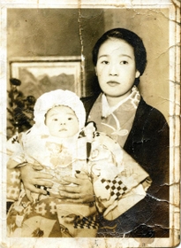 原爆で孤児となった宮崎善行さんの手元に残された母トシヱさんの唯一の写真。抱いている赤ちゃんは宮崎さん本人（宮崎さん、広島平和記念資料館提供）