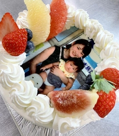 「食べられる写真」で飾り付けられたケーキ。精細さが際立つ
