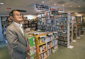 移転が決まったセンターの歴史を振り返る飛田雄一理事長＝神戸市灘区山田町３