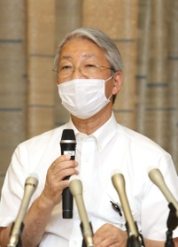 院内感染の調査報告書について質問に答える神戸市立医療センター中央市民病院の木原康樹院長＝７日午後、神戸市役所（撮影・辰巳直之）