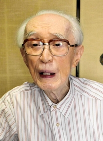 旧友と遊んだ日々を懐かしむ河野通一さん＝姫路市白浜町