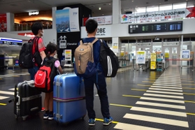 いつものお盆と異なり、閑散とする神戸空港＝８日午後、神戸市中央区（撮影・秋山亮太）