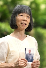 長崎で入市被爆した父について語る伊野博子さん＝神戸市中央区東川崎町１（撮影・吉田敦史）