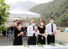 献花台に花を手向け、亡き人を思う遺族ら＝９日午前、兵庫県佐用町久崎