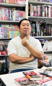 「ゾンビの授業を通して学生には物の見方をつかんでほしい」と話す岡本健准教授＝大阪府東大阪市