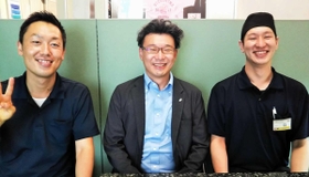 真也さんにエールを送る「ペルゴ」の上司たち。（左から）前田拓也マネージャー、小林康浩副社長、筧優輝店長＝姫路市内