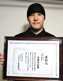 制服姿で表彰状を手にした清瀬真也さん＝姫路市内