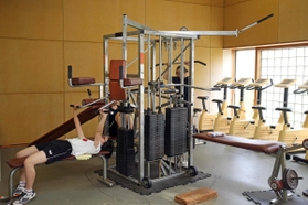 溝端令子さんの両親からの寄付で購入され、今も使われているトレーニングマシン＝西宮市枝川町、武庫川女子大付属中・高校（撮影・風斗雅博）