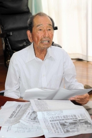 資料を前に、爆撃の記憶をたどる溝渕昇さん＝南あわじ市