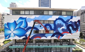 神戸市役所２号館の北壁に現れた巨大壁画＝神戸市中央区加納町６（撮影・斎藤雅志）
