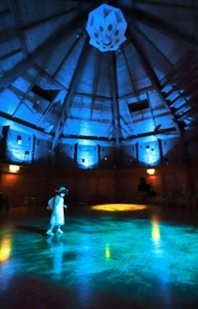 光と音、アロマの香りで癒やしの空間を演出した会場＝神戸市中央区、神戸布引ハーブ園