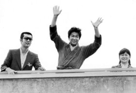 大動脈瘤の手術を乗り越え、病院屋上から手を振る石原裕次郎さん（中央）と妻のまき子さん（右）、渡哲也さん（左）＝１９８１年６月、東京・慶応病院