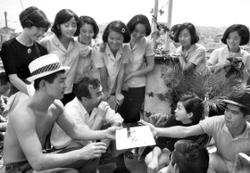 日活「紅の流れ星」の撮影中にＯＬらにサインをせがまれる渡哲也さん（手前左）＝１９６７年９月、神戸・諏訪山