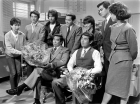 ドラマ「太陽にほえろ！」の最終収録で石原裕次郎さん（手前左）と渡哲也さん（同右）＝１９８６年１０月