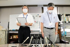頭を下げる西宮市の廣田理・保健所長（左）ら＝１５日午前、西宮市役所