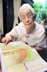 身重の体で満州から引き揚げた体験を振り返る松田よねさん＝京都市内