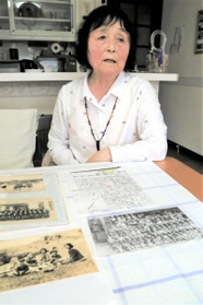 満州・奉天時代の写真や地図を前に、戦中戦後の苦難を語る木村さん＝明石市