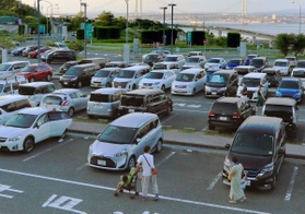 夏のレジャーで利用する自家用車。対角線に窓を開けるのが感染対策のこつ＝１５日、淡路市岩屋、淡路サービスエリア
