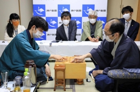 王位戦第３局終了後、感想戦に臨む藤井聡太棋聖（左）と木村一基王位＝８月５日、神戸市北区有馬町、旅館「中の坊瑞苑」（撮影・鈴木雅之）