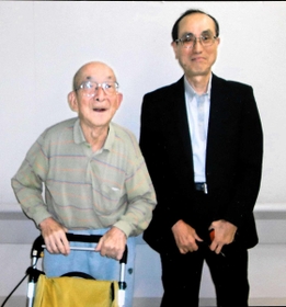 兄の長谷川洋一さん（左）が入院していた病院で再会した時の写真