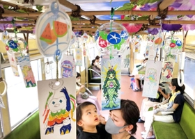 車内につるされた風鈴。揺れとともに「チリンチリン」と音を出す＝川西市内