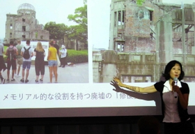 ダークツーリズムについて広島を例に語る村田麻里子・関西大教授＝大阪市北区、関西大梅田キャンパス