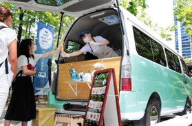 「３密」を避ける営業形態で人気を集めるキッチンカー＝神戸市中央区加納町６、東遊園地