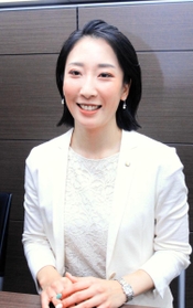フィリピン・セブ島の貧しい子どもたちにスニーカーを贈る活動をしている夏原亜美さん＝東京都港区
