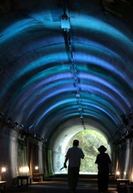 青や緑にライトアップされ、涼感を誘うトンネルの内部＝神戸市北区山田町上谷上