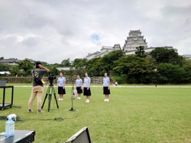 グループごとに各スポットで行われた動画の撮影風景＝姫路城三の丸広場（姫路市提供）