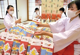千歳飴の袋詰め作業に取り組む巫女ら＝２８日午前、神戸市中央区下山手通１、生田神社（撮影・後藤亮平）