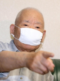 安倍首相の辞任表明を受け、取材に応じる有本明弘さん＝２８日午後、神戸市長田区（撮影・辰巳直之）