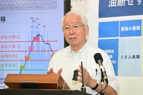 新型コロナウイルスの対処方針について会見する井戸敏三知事＝２８日午後、神戸市中央区（撮影・秋山亮太）