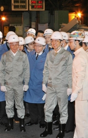 かつて勤務した神戸製鋼所加古川製鉄所の高炉を見学する安倍首相（右から２人目）＝２００７年３月、加古川市金沢町