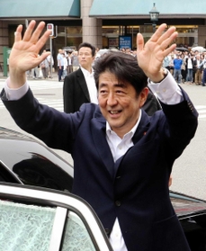 ２０１６年６月、参院選で兵庫の自民党議員の応援に駆けつけ有権者に手を振る安倍首相＝神戸市内