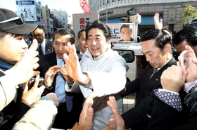 ２０１４年１２月の衆院選で来神し、応援演説後に有権者と手を合わせる安倍晋三首相（中央）＝神戸市内