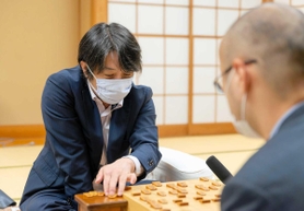 王座戦挑戦者決定戦で渡辺明二冠（手前、現三冠）を破り、感想戦で対局を振り返る久保利明九段＝東京・将棋会館（日本将棋連盟提供）