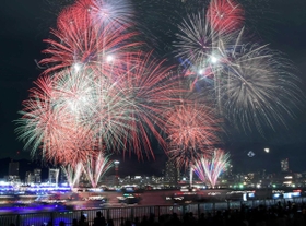 昨年の「みなとこうべ海上花火大会」。今年は新型コロナの影響で中止となった＝２０１９年８月、神戸市中央区、ポーアイしおさい公園から