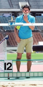 陸上の大会で無線機を使う担当者。必要な情報が必要な人に届く＝神戸市須磨区、ユニバー記念競技場（撮影・後藤亮平）