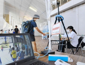 競技場入り口に設置された検温用のサーモカメラ。スムーズな人の流れに貢献している＝神戸市須磨区、ユニバー記念競技場（撮影・後藤亮平）