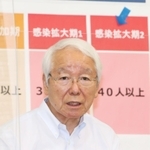 兵庫県の感染状況について会見で説明する井戸敏三知事＝１日午後、兵庫県庁（撮影・辰巳直之）