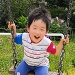 公園のブランコで楽しむ仁ちゃん（３）