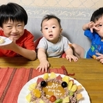 翼ちゃん（１）＝中央＝の誕生日を祝う、駿君（６）＝左＝と慶ちゃん（４）