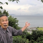 住吉丸が攻撃を受けた鳴門海峡を望み、平和への思いを語る浜田石一さん＝南あわじ市阿那賀